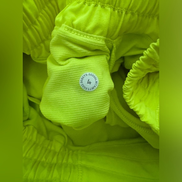 Lululemon Hotty Hot High-Rise Short 4"
Highlight Yellow neon 🌟 - Picture 11 of 12